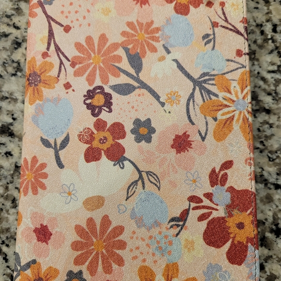 Kindle with Floral Cover - Picture 2 of 4